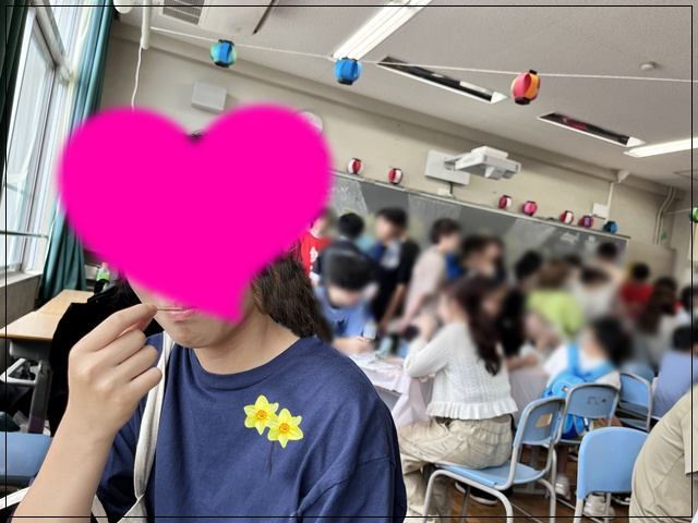 岸和田高校の文化祭「岸高祭」でタコ焼きを食べる娘