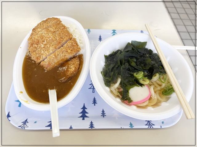 天王寺高校の学食で頼んだカツカレーとわかめうどん